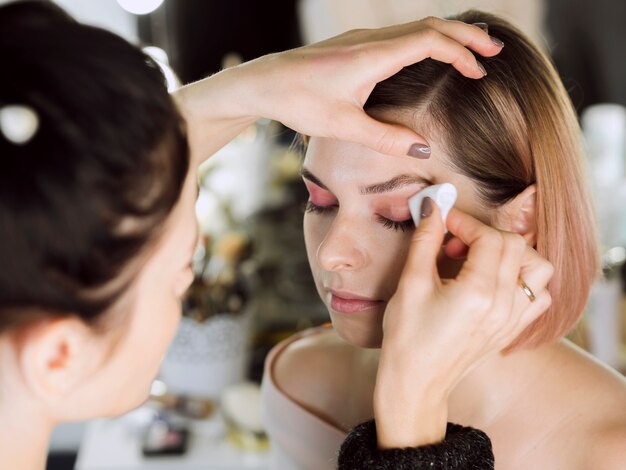 Femme, enlever, maquillage yeux, depuis, modèle