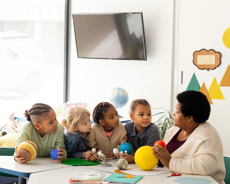 Photo gratuit femme enseignant aux enfants sur les planètes