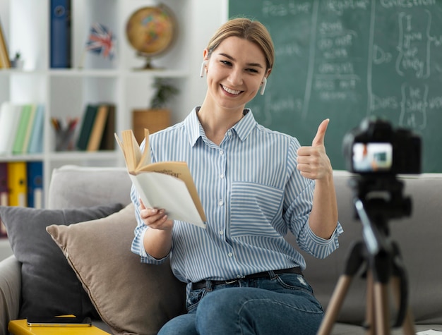 Photo gratuite femme enseignant aux étudiants en classe d'anglais en ligne