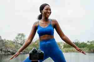 Photo gratuite femme enseignant une pose de yoga à l'extérieur