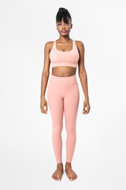 Femme en ensemble soutien-gorge et leggings de sport rose