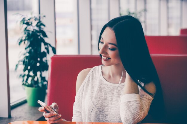 femme Enthousiaste jouer avec son portable