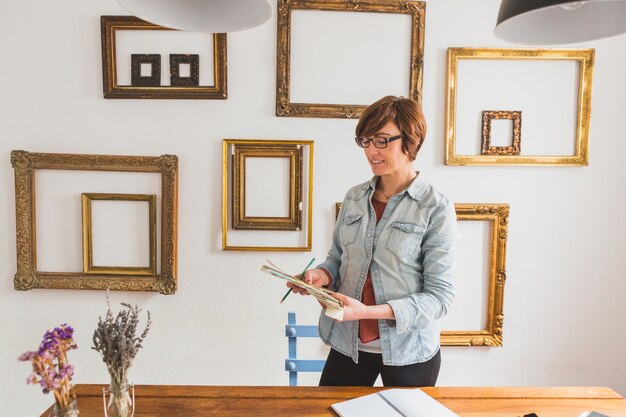 femme Enthousiaste travailler avec une palette de couleurs