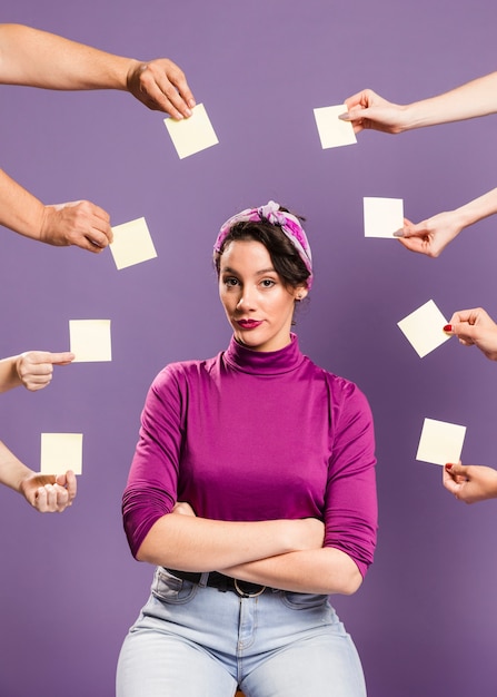 Femme, entouré, mains, pense-bête, confiant