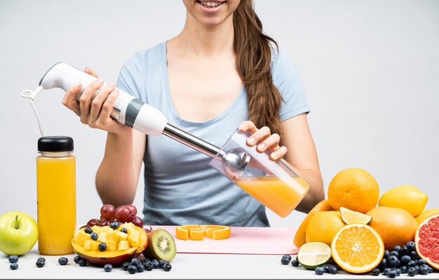 Femme entourée d'aliments sains