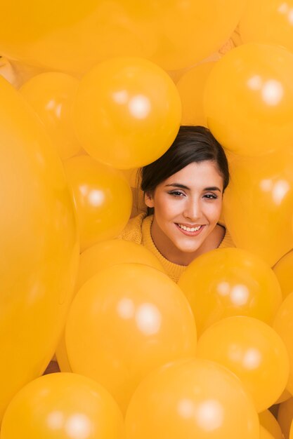 Femme entre plusieurs ballons jaunes