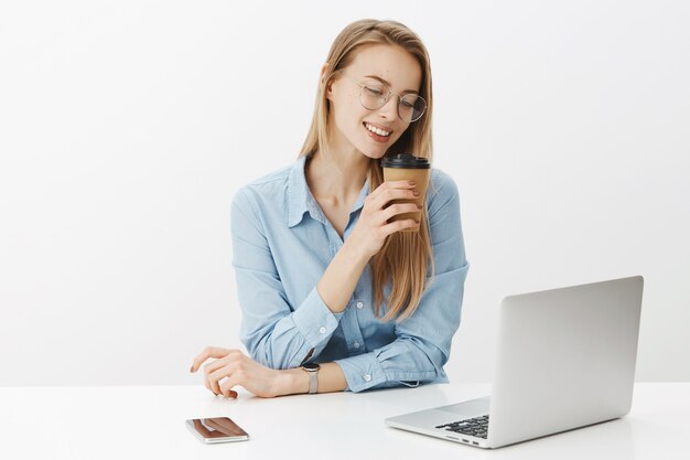 Femme entrepreneur réussie en chemise à col bleu