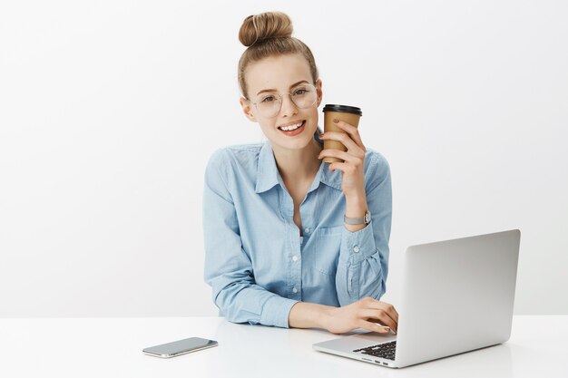 Femme entrepreneur réussie en chemise à col bleu