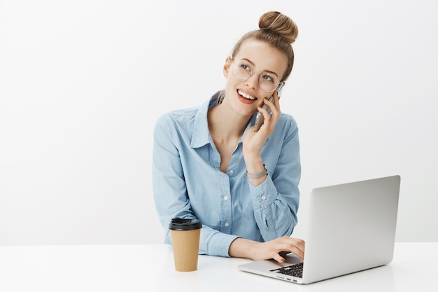 Femme entrepreneur réussie en chemise à col bleu