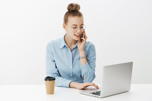 Femme entrepreneur réussie en chemise à col bleu