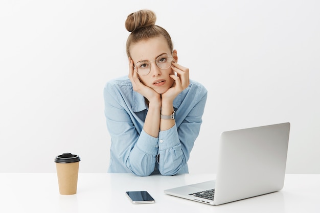 Femme entrepreneur réussie en chemise à col bleu