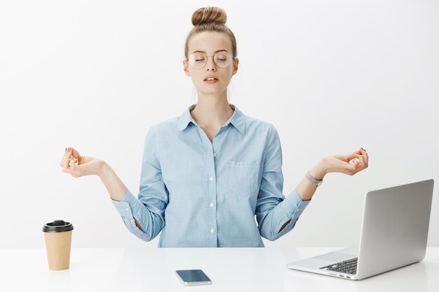 Femme entrepreneur réussie en chemise à col bleu