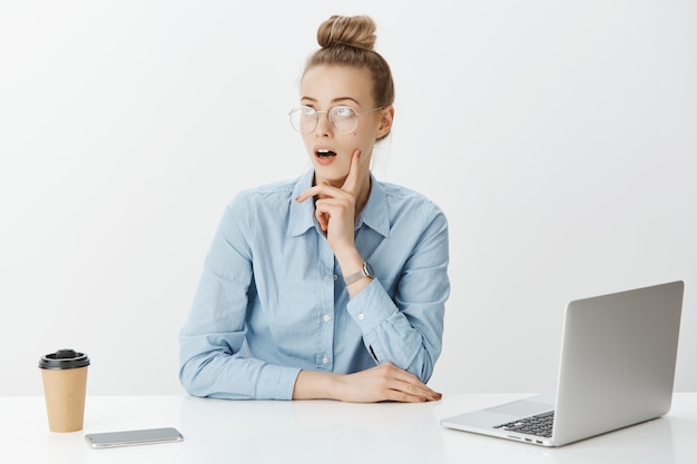 Femme entrepreneur réussie en chemise à col bleu