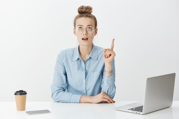 Femme entrepreneur réussie en chemise à col bleu