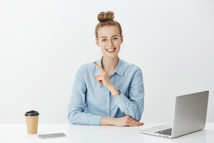 Photo gratuit femme entrepreneur réussie en chemise à col bleu
