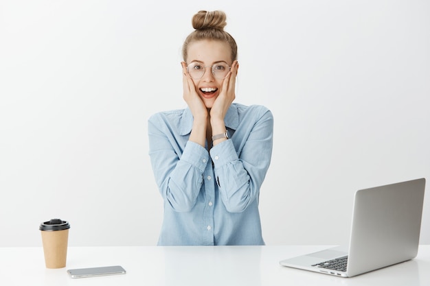 Femme entrepreneur réussie en chemise à col bleu