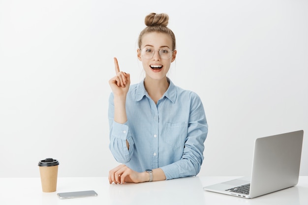 Femme entrepreneur réussie en chemise à col bleu