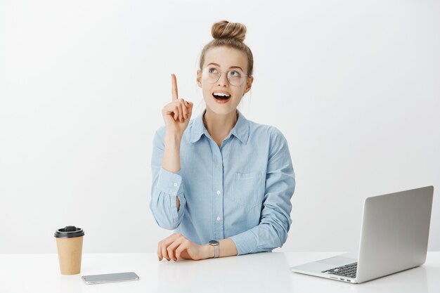 Femme entrepreneur réussie en chemise à col bleu