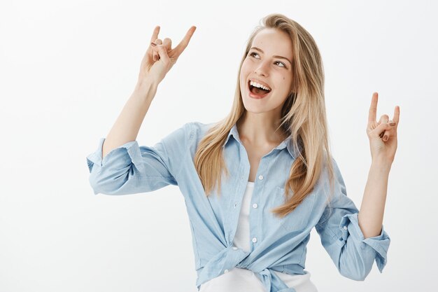 Femme entrepreneur réussie en chemise à col bleu