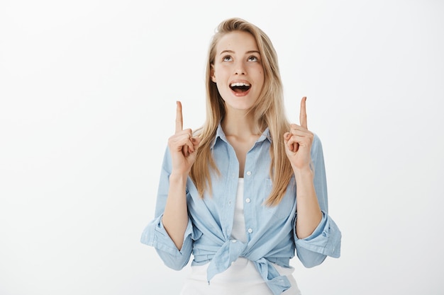 Femme entrepreneur réussie en chemise à col bleu