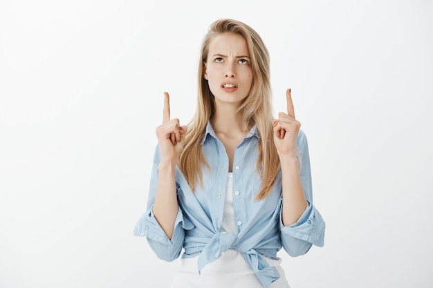 Femme entrepreneur réussie en chemise à col bleu