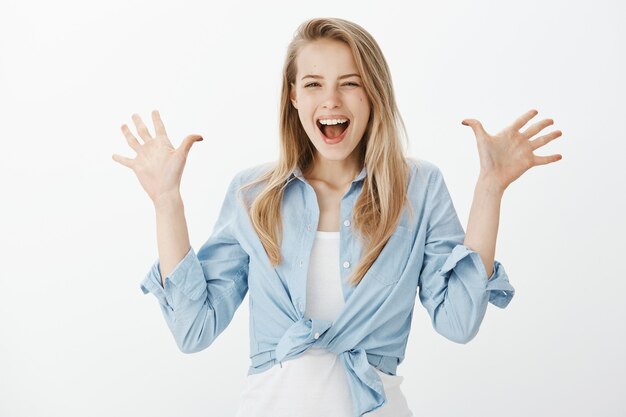 Femme entrepreneur réussie en chemise à col bleu