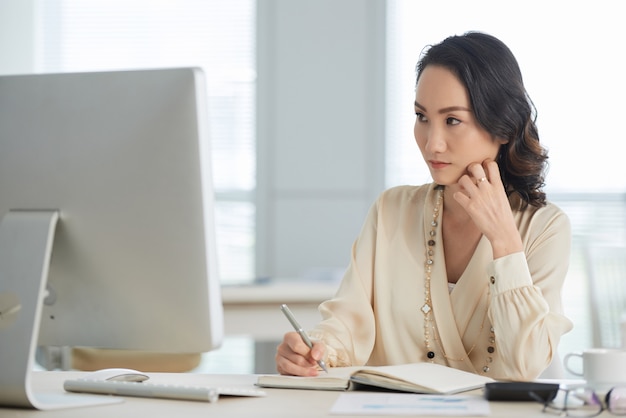 Femme entrepreneur songeuse