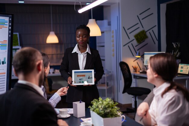 Femme entrepreneure bourreau de travail ciblée à la peau foncée expliquant la stratégie de gestion