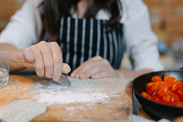 Photo gratuite femme enveloppée dans des boulettes cuisinier de cuisine asiatique.