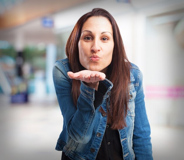 Femme d&#39;envoyer un baiser avec une main dans sa bouche