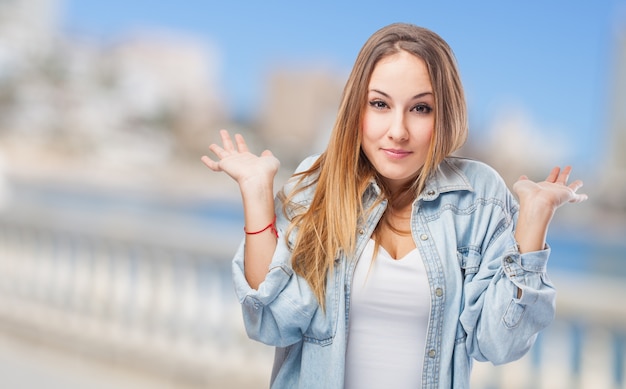 Femme avec les épaules soulevées