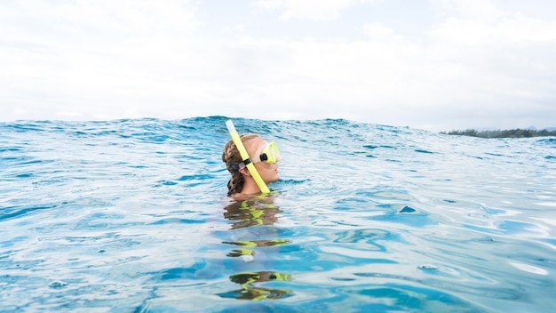 Photo gratuite femme avec équipement de plongée nager dans l'océan