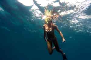 Photo gratuite femme avec équipement de plongée nager dans l'océan