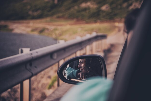 Femme, équitation, dans voiture