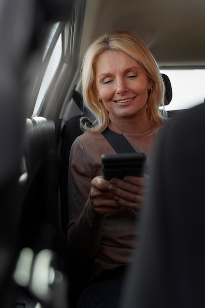 Photo gratuite femme étant passagère dans une voiture pendant l'examen du permis de conduire