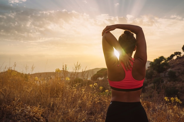 Une femme étend le bras et exerce les vues