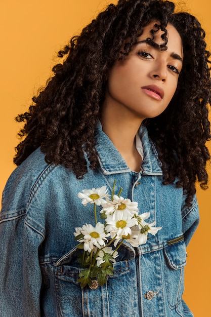 Femme ethnique avec des fleurs en veste