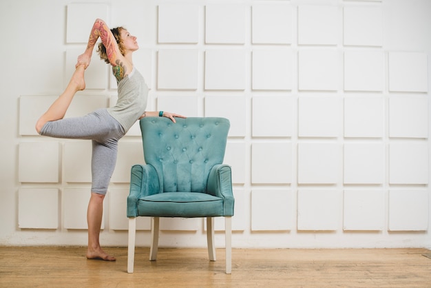 Femme étirait au fauteuil