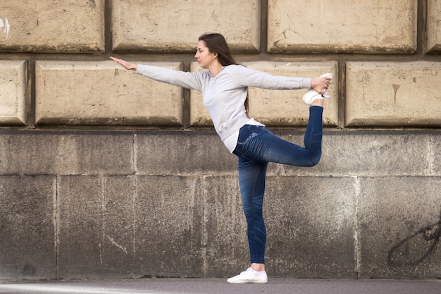 Femme étirant sa jambe