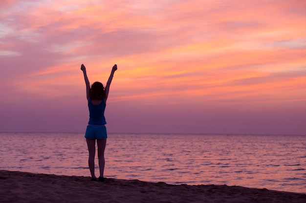 Photo gratuite femme étirant ses bras au crépuscule