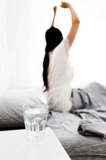 Photo gratuite femme étirement des bras après le sommeil