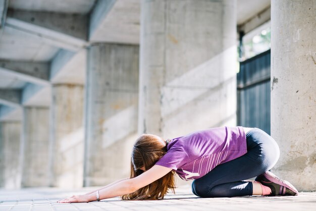 Femme, étirement, enfant, pose, dehors, plancher