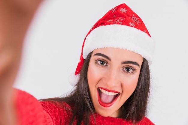 Femme étonnée prenant selfie