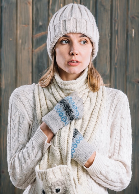 Femme étonnée en pull blanc