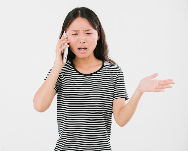 Femme être en colère au téléphone