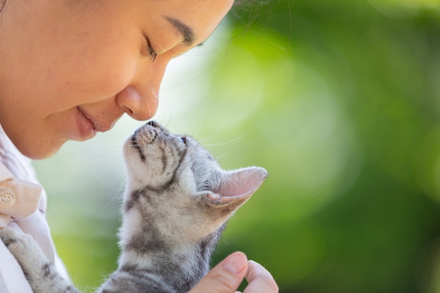 Femme, étreindre, chat, dans jardin