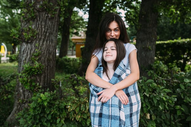 Femme étreinte fille couverte de couverture