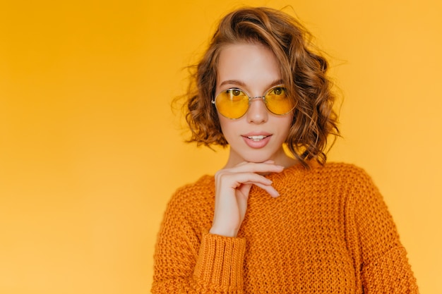 Femme Européenne élégante Avec De Beaux Yeux Bruns Touchant Le Menton Avec Les Doigts Et Souriant Doucement