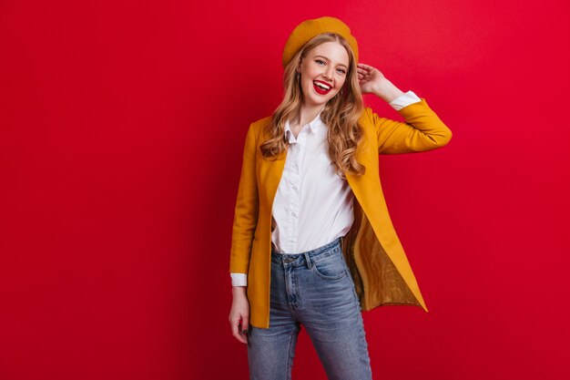 Femme européenne élégante en béret et veste. merveilleuse fille française aux cheveux blonds.