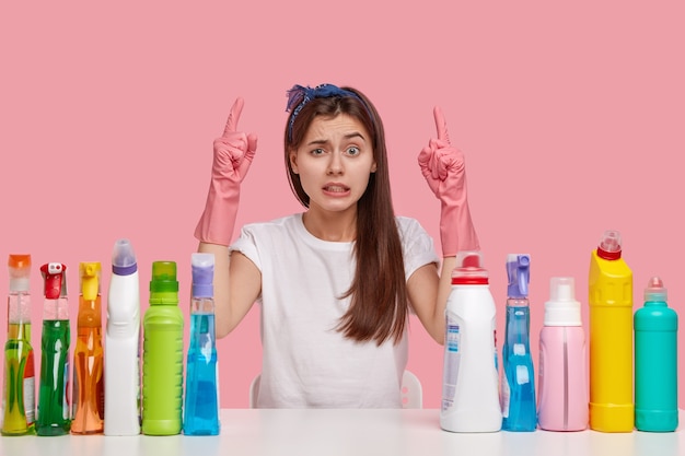 Photo gratuite une femme européenne frustrée perplexe serre les dents et regarde avec frustration, vêtue d'un tshirt blanc décontracté et d'un bandeau